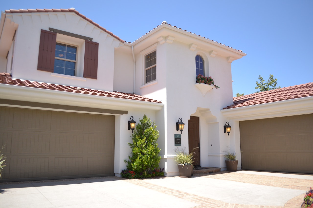 5 Essential Steps to Take When You Discover a Roof Leak