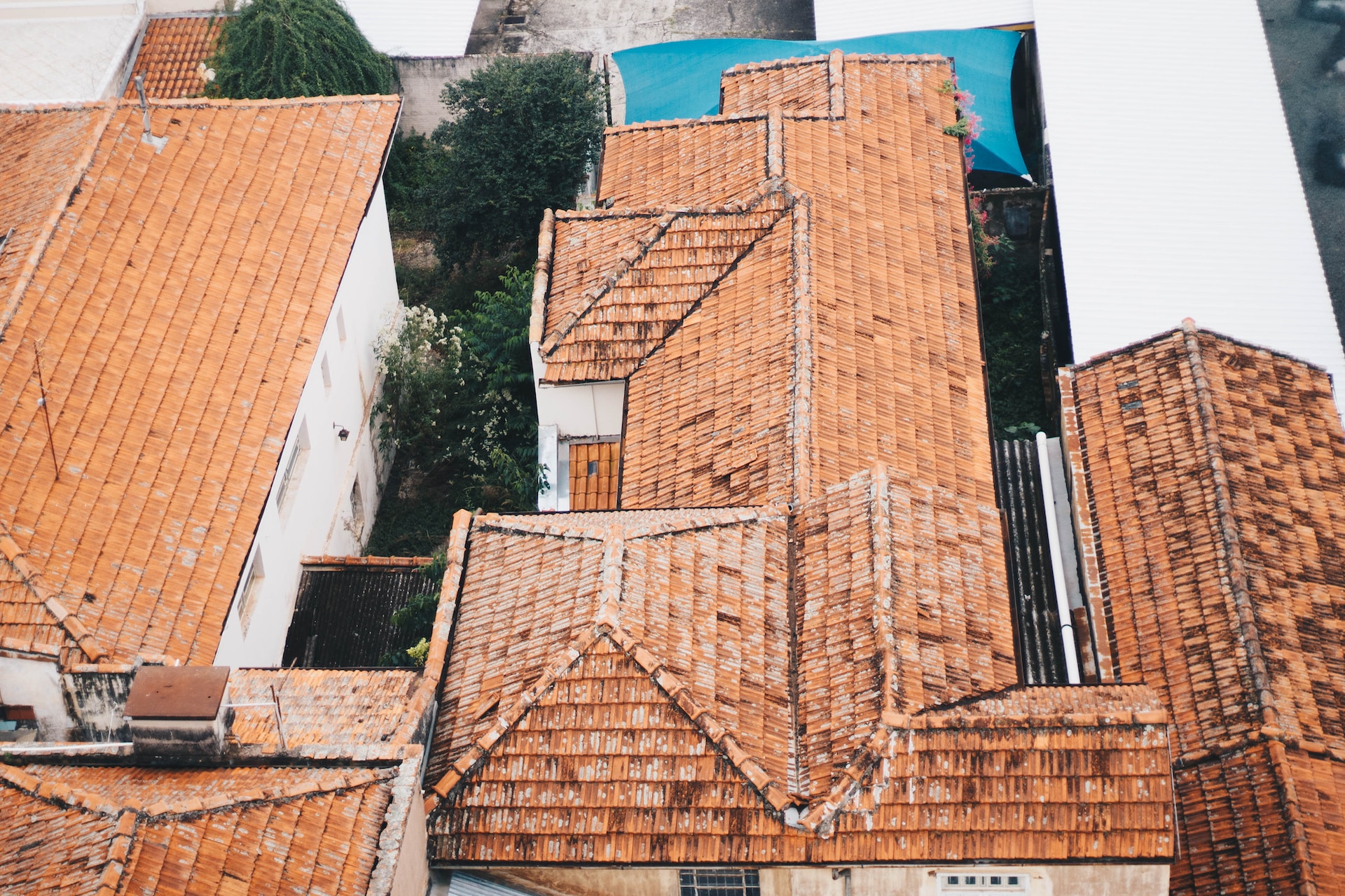 Minimizing Damage from a Flood Caused by a Roof Leak